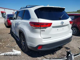2018 Toyota Highlander SE with VIN 5TDKZRFH1JS288819, listed as a IAAI auction lot 42037923 with 88,273 mi miles and . Bid and sale history available at DreamBid. Image 3.