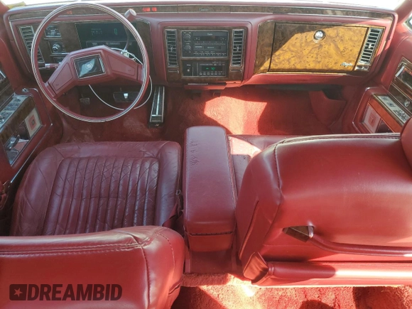 1990 Cadillac Brougham z VIN 1G6DW54Y6LR711203, wystawiony jako Copart lot #76484634 z przebiegiem 121 310 mil mil oraz Nie do naprawy. Historia ofert i sprzedaży dostępna na DreamBid. Obrazek 8.