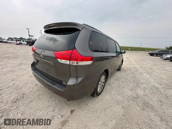 2013 Toyota Sienna XLE z VIN 5TDDK3DC1DS062365, wystawiony jako Copart lot #61709045 z przebiegiem 252 932 mil mil oraz Czysty tytuł • Clean title. Historia ofert i sprzedaży dostępna na DreamBid. Obrazek 4.
