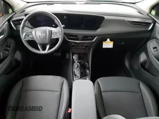 2025 Buick Encore GX Preferred z VIN KL4AMCSL2SB156379, wystawiony jako Copart lot #44162405 z przebiegiem 175 mil mil oraz Czysty tytuł • Clean title. Historia ofert i sprzedaży dostępna na DreamBid. Obrazek 8.
