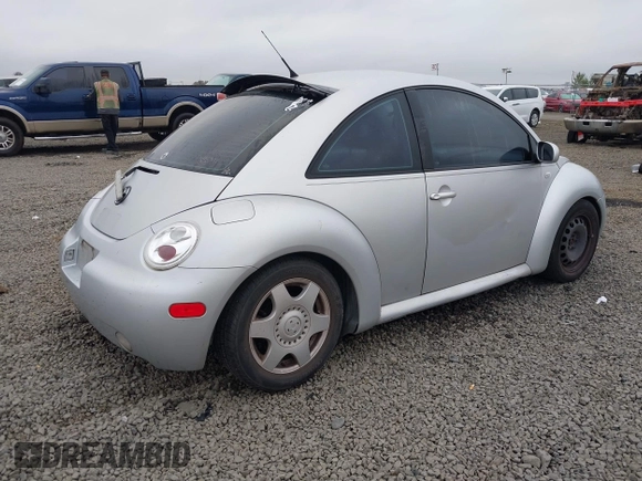 2001 Volkswagen Beetle GLX z VIN 3VWDD21C61M420884, wystawiony jako IAAI lot #40501130 z przebiegiem 179 868 mil mil oraz . Historia ofert i sprzedaży dostępna na DreamBid. Obrazek 4.
