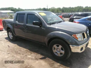 2008 Nissan Frontier SE z VIN 1N6AD07U28C404345, wystawiony jako IAAI lot #42149676 z przebiegiem 105 637 mil mil oraz . Historia ofert i sprzedaży dostępna na DreamBid. Obrazek 1.