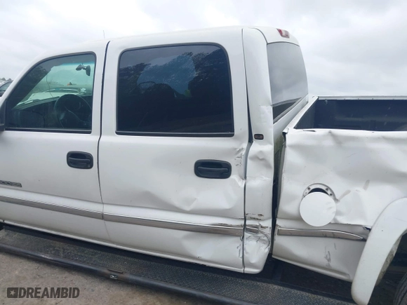 2002 GMC Sierra 2500HD SLE with VIN 1GTHK23172F182552, listed as a IAAI auction lot 41945511 with 290,925 mi miles. Bid and sale history available at carsss.com. Image 14.
