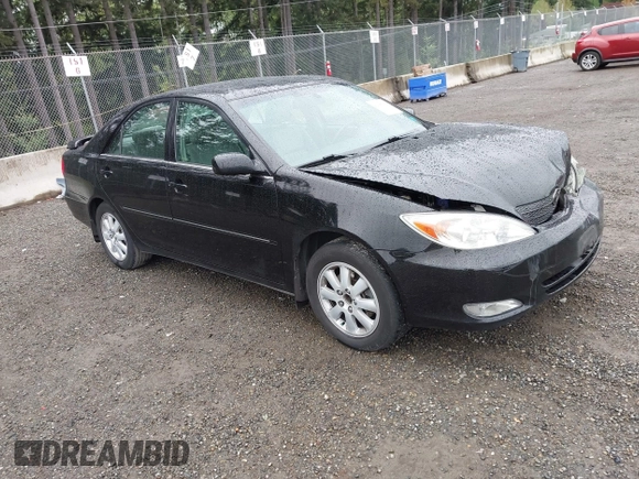 2003 Toyota Camry LE z VIN 4T1BF30KX3U049919, wystawiony jako IAAI lot #42148543 z przebiegiem 208 140 mil mil oraz . Historia ofert i sprzedaży dostępna na DreamBid. Obrazek 1.