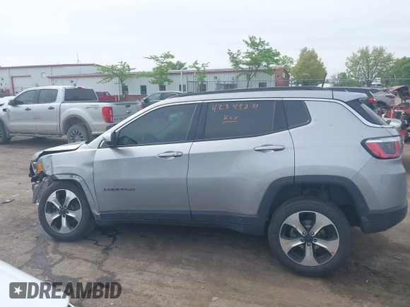 2018 Jeep Compass Latitude z VIN 3C4NJDBB2JT140726, wystawiony jako IAAI lot #42349231 z przebiegiem 125 328 mil mil oraz . Historia ofert i sprzedaży dostępna na DreamBid. Obrazek 14.