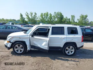 2013 Jeep Patriot Limited z VIN 1C4NJRCB8DD240450, wystawiony jako IAAI lot #42482733 z przebiegiem 149 659 mil mil oraz . Historia ofert i sprzedaży dostępna na DreamBid. Obrazek 14.