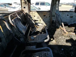 2000 Ford F-350 XL z VIN 1FTWW33F3YED40123, wystawiony jako Copart lot #79572484 z przebiegiem Nie podano mil oraz Nie do naprawy • Non repairable. Historia ofert i sprzedaży dostępna na DreamBid. Obrazek 10.