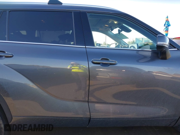 2024 Toyota Highlander LE z VIN 5TDKDRAH7RS534256, wystawiony jako IAAI lot #41609608 z przebiegiem 6 255 mil mil oraz . Historia ofert i sprzedaży dostępna na DreamBid. Obrazek 14.