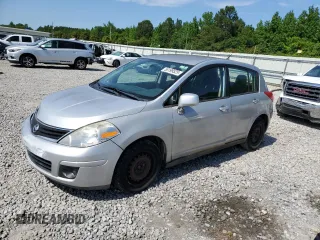 2011 Nissan Versa S z VIN 3N1BC1CP7BL440448, wystawiony jako Copart lot #58199525 z przebiegiem 155 043 mil mil oraz Szkoda całkowita • Salvage title. Historia ofert i sprzedaży dostępna na DreamBid. Obrazek 1.