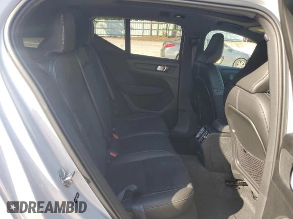 2022 Volvo XC40 Twin Plus z VIN YV4ED3UR3N2640345, wystawiony jako Copart lot #74648914 z przebiegiem 11 863 mil mil oraz Szkoda całkowita • Salvage title. Historia ofert i sprzedaży dostępna na DreamBid. Obrazek 11.