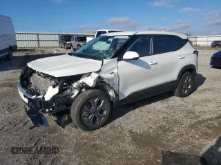 2024 Kia Seltos LX with VIN KNDEPCAA7R7645243, listed as a Copart auction lot 80747614 with 5,977 mi miles and Salvage Title. Bid and sale history available at carsss.com. Image 1.
