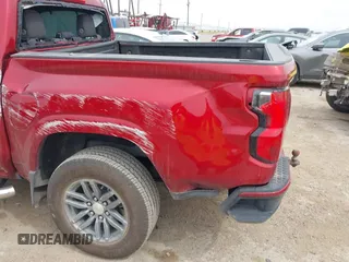 2023 Chevrolet Colorado 2WD LT z VIN 1GCPSCEK7P1269024, wystawiony jako IAAI lot #41788940 z przebiegiem Nie podano mil oraz . Historia ofert i sprzedaży dostępna na DreamBid. Obrazek 6.