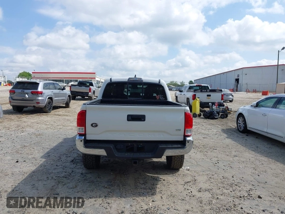 2017 Toyota Tacoma SR5 z VIN 3TMAZ5CN8HM045727, wystawiony jako IAAI lot #41962213 z przebiegiem 88 042 mil mil oraz . Historia ofert i sprzedaży dostępna na DreamBid. Obrazek 16.