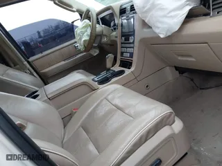 2007 Lincoln Navigator with VIN 5LMFU28567LJ13270, listed as a IAAI auction lot 41537706 with 206,707 mi miles. Bid and sale history available at carsss.com. Image 5.