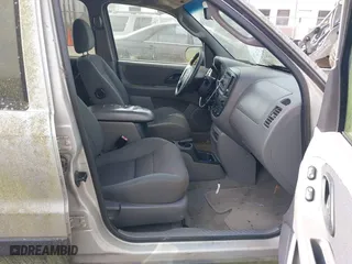2002 Ford Escape XLT Choice with VIN 1FMYU03172KD11228, listed as a IAAI auction lot 41556852 with 250,677 mi miles. Bid and sale history available at carsss.com. Image 5.