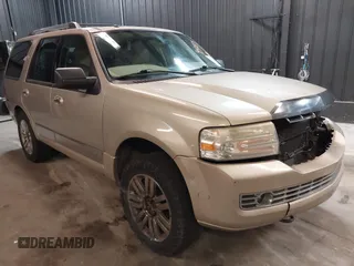 2007 Lincoln Navigator z VIN 5LMFU28587LJ15408, wystawiony jako IAAI lot #41978829 z przebiegiem 220 032 mil mil oraz . Historia ofert i sprzedaży dostępna na DreamBid. Obrazek 1.