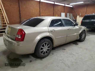2009 Chrysler 300 z VIN 2C3KK53V69H586188, wystawiony jako Copart lot #50994545 z przebiegiem 157 861 mil mil oraz Szkoda całkowita • Salvage title. Historia ofert i sprzedaży dostępna na DreamBid. Obrazek 3.
