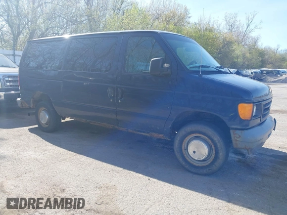 2005 Ford Econoline Passenger XL with VIN 1FBNE31L55HB00500, listed as a IAAI auction lot 42144394 with 257,262 mi miles. Bid and sale history available at carsss.com. Image 1.