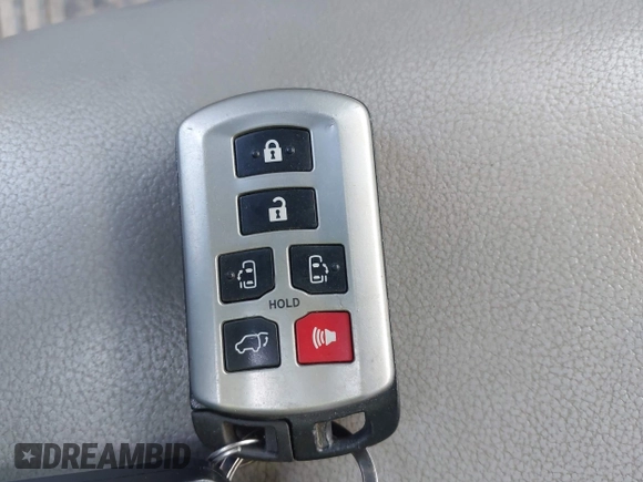 2019 Toyota Sienna XLE z VIN 5TDDZ3DC5KS218481, wystawiony jako IAAI lot #42220963 z przebiegiem 73 962 mil mil oraz . Historia ofert i sprzedaży dostępna na DreamBid. Obrazek 11.