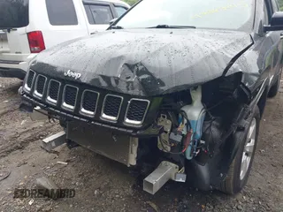 2021 Jeep Compass Latitude z VIN 3C4NJDBBXMT575577, wystawiony jako IAAI lot #42363945 z przebiegiem 32 341 mil mil oraz . Historia ofert i sprzedaży dostępna na DreamBid. Obrazek 6.