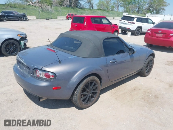 2007 Mazda MX-5 Miata Sport z VIN JM1NC25F570130226, wystawiony jako IAAI lot #42227544 z przebiegiem 150 035 mil mil oraz . Historia ofert i sprzedaży dostępna na DreamBid. Obrazek 4.