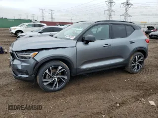 2019 Volvo XC40 R-Design z VIN YV4162UM3K2156744, wystawiony jako Copart lot #55354285 z przebiegiem 39 927 mil mil oraz Szkody całkowita. Historia ofert i sprzedaży dostępna na DreamBid. Obrazek 1.