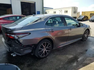 2021 Toyota Camry SE Nightshade with VIN 4T1G11AKXMU530312, listed as a Copart auction lot 50992915 with 295,435 mi miles and Clean Title. Bid and sale history available at carsss.com. Image 3.