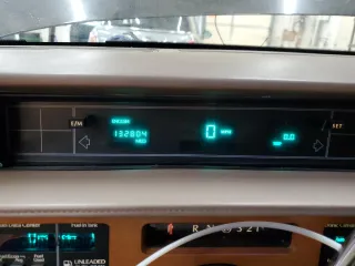 1988 Cadillac Fleetwood z VIN 1G6CB5152J4260475, wystawiony jako Copart lot #81801344 z przebiegiem 132 804 mil mil oraz Czysty tytuł • Clean title. Historia ofert i sprzedaży dostępna na DreamBid. Obrazek 9.