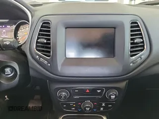2021 Jeep Compass Latitude z VIN 3C4NJDBB0MT594087, wystawiony jako IAAI lot #42791550 z przebiegiem 78 385 mil mil oraz . Historia ofert i sprzedaży dostępna na DreamBid. Obrazek 29.