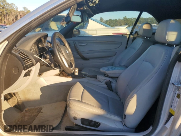 2008 BMW 1 Series 135i z VIN WBAUN93588VF55047, wystawiony jako Copart lot #76949664 z przebiegiem 77 028 mil mil oraz Szkody całkowita. Historia ofert i sprzedaży dostępna na DreamBid. Obrazek 7.
