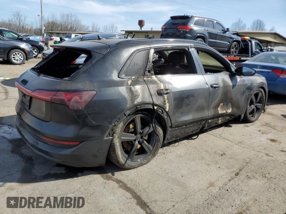 2019 Audi e-tron Premium Plus z VIN WA1LAAGE2KB013285, wystawiony jako Copart lot #61600395 z przebiegiem Nie podano mil oraz Nie do naprawy • Non repairable. Historia ofert i sprzedaży dostępna na DreamBid. Obrazek 3.