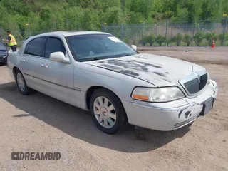 2004 Lincoln Town Car Ultimate z VIN 1LNHM83W84Y645035, wystawiony jako IAAI lot #42253307 z przebiegiem 182 563 mil mil oraz . Historia ofert i sprzedaży dostępna na DreamBid. Obrazek 1.