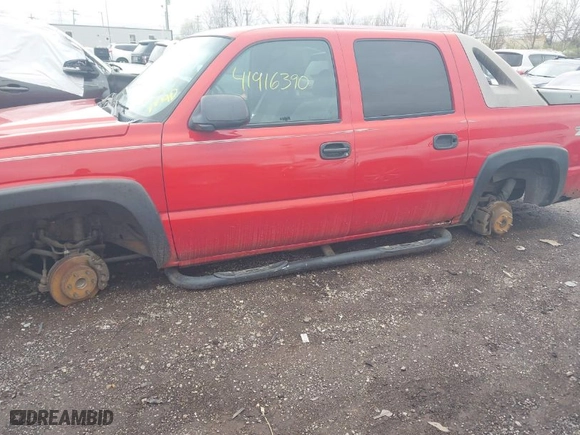 2003 Chevrolet Avalanche with VIN 3GNEC13TX3G271681, listed as a IAAI auction lot 41916390 with 194,898 mi miles. Bid and sale history available at carsss.com. Image 6.