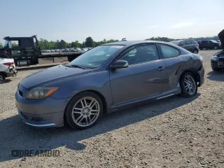 2008 Scion tC Spec z VIN JTKDE167180275068, wystawiony jako Copart lot #55787115 z przebiegiem 101 274 mil mil oraz Szkody całkowita. Historia ofert i sprzedaży dostępna na DreamBid. Obrazek 1.