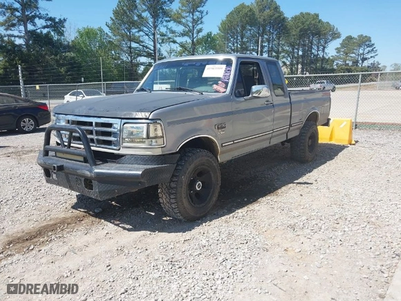 1996 Ford F-250 with VIN 1FTHX26F0TEB68671, listed as a IAAI auction lot 41903909 with 330,621 mi miles. Bid and sale history available at carsss.com. Image 2.