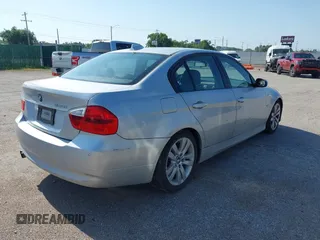 2006 BMW 3 Series 325i z VIN WBAVB135X6KR63138, wystawiony jako IAAI lot #42780102 z przebiegiem 205 000 mil mil oraz . Historia ofert i sprzedaży dostępna na DreamBid. Obrazek 4.
