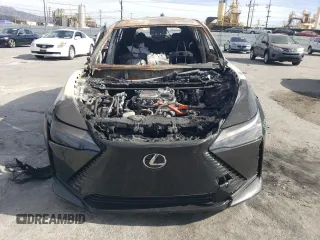 2024 Lexus RZ 300e Premium z VIN JTJABABB0RA004671, wystawiony jako Copart lot #57287935 z przebiegiem Nie podano mil oraz Nie do naprawy • Non repairable. Historia ofert i sprzedaży dostępna na DreamBid. Obrazek 5.