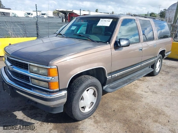1997 Chevrolet Suburban with VIN 1GNFK16RXVJ439165, listed as a IAAI auction lot 41796768 with 131,020 mi miles. Bid and sale history available at carsss.com. Image 2.