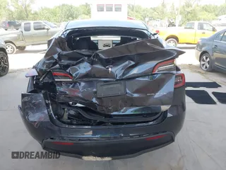 2024 Tesla Model Y Long Range z VIN 7SAYGDEE7RA229591, wystawiony jako IAAI lot #42194044 z przebiegiem 22 866 mil mil oraz . Historia ofert i sprzedaży dostępna na DreamBid. Obrazek 6.