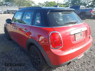 2015 MINI Hardtop 4 Door z VIN WMWXS5C57F2C63418, wystawiony jako IAAI lot #41938785 z przebiegiem 101 712 mil mil oraz . Historia ofert i sprzedaży dostępna na DreamBid. Obrazek 3.