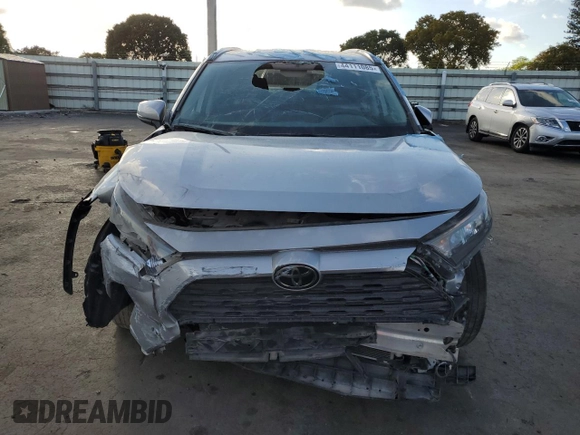 2020 Toyota RAV4 LE with VIN 2T3K1RFVXLC034798, listed as a Copart auction lot 44111085 with 42,011 mi miles and Clean Title. Bid and sale history available at DreamBid. Image 5.