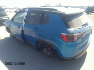 2020 Jeep Compass Latitude z VIN 3C4NJDBB7LT240954, wystawiony jako IAAI lot #37092535 z przebiegiem Nie podano mil oraz . Historia ofert i sprzedaży dostępna na DreamBid. Obrazek 3.
