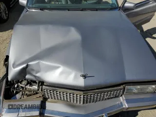 1990 Cadillac DeVille z VIN 1G6CD1339L4358825, wystawiony jako Copart lot #76901884 z przebiegiem 169 956 mil mil oraz Szkoda całkowita • Salvage title. Historia ofert i sprzedaży dostępna na DreamBid. Obrazek 11.