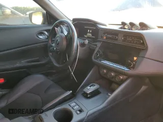 2023 Nissan Z Performance z VIN JN1BZ4BH8PM311058, wystawiony jako Copart lot #74943134 z przebiegiem 26 419 mil mil oraz Czysty tytuł • Clean title. Historia ofert i sprzedaży dostępna na DreamBid. Obrazek 8.