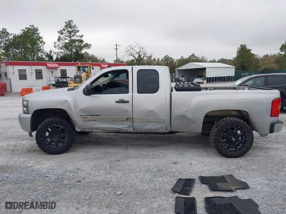 2011 Chevrolet Silverado 1500 LS with VIN 1GCRCREA4BZ400808, listed as a IAAI auction lot 41792800 with 202,479 mi miles. Bid and sale history available at carsss.com. Image 14.
