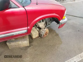 2000 Chevrolet Blazer LT z VIN 1GNDT13W9Y2133636, wystawiony jako IAAI lot #42066871 z przebiegiem Nie podano mil oraz . Historia ofert i sprzedaży dostępna na DreamBid. Obrazek 6.