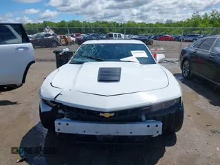 2015 Chevrolet Camaro SS z VIN 2G1FJ1EW8F9105046, wystawiony jako IAAI lot #42306850 z przebiegiem 59 861 mil mil oraz . Historia ofert i sprzedaży dostępna na DreamBid. Obrazek 13.