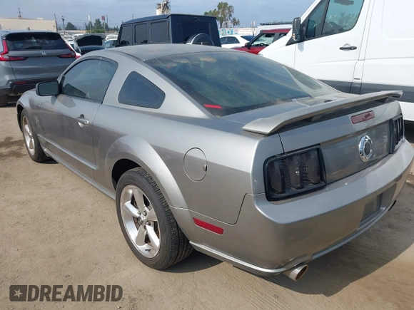 2008 Ford Mustang GT Deluxe z VIN 1ZVHT82H585183161, wystawiony jako IAAI lot #42421278 z przebiegiem 211 972 mil mil oraz . Historia ofert i sprzedaży dostępna na DreamBid. Obrazek 3.
