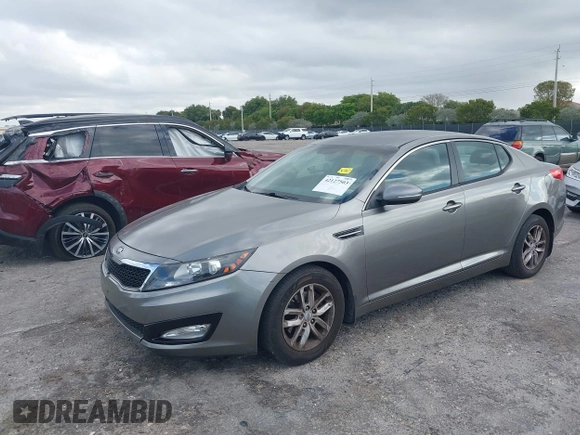 2013 Kia Optima LX z VIN 5XXGM4A74DG147688, wystawiony jako IAAI lot #42127503 z przebiegiem 148 705 mil mil oraz . Historia ofert i sprzedaży dostępna na DreamBid. Obrazek 2.