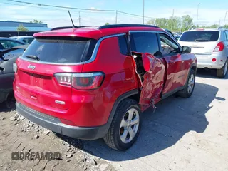 2018 Jeep Compass Latitude z VIN 3C4NJDBB6JT142740, wystawiony jako IAAI lot #42212811 z przebiegiem 81 647 mil mil oraz . Historia ofert i sprzedaży dostępna na DreamBid. Obrazek 4.
